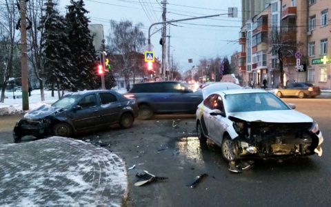 Очевидцы жесткой аварии на перекрестке в Пензе рассказывают о ней в Сети – фото