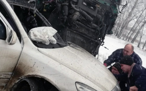 В Пензе произошла ужасная авария: несколько грузовиков протаранили легковушку – видео