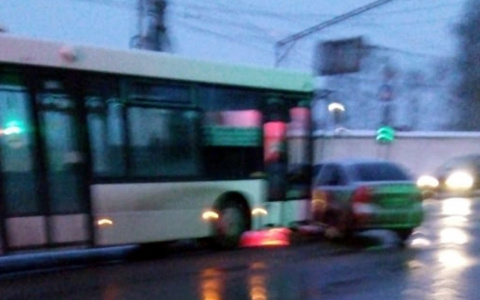 В Пензе на улице Кирова автобус врезался в легковушку