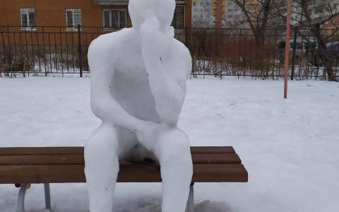 Почти как у Родена: горожанин заснял снежного мыслителя во дворе пензенской многоэтажки