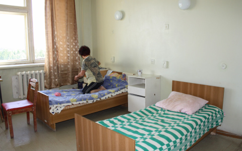 "Бабушка не отходит от девочки, а мать еще не приехала": омбудсмен о состоянии выпавшего в Засечном ребенка