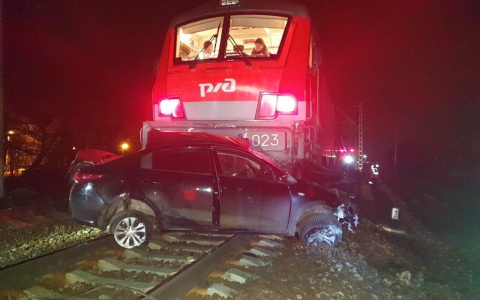 Жесть! Появились фото автомобиля с погибшими, который разнес поезд из Пензы