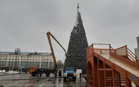 В Пензе демонтируют главную елку – фото и видео