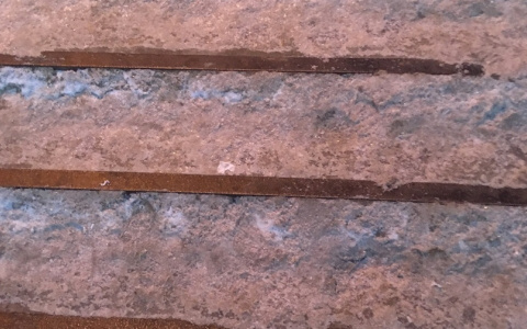 Ступени превратились в лестницу боли: халатное отношение коммунальщиков ставит под угрозу здоровье горожан