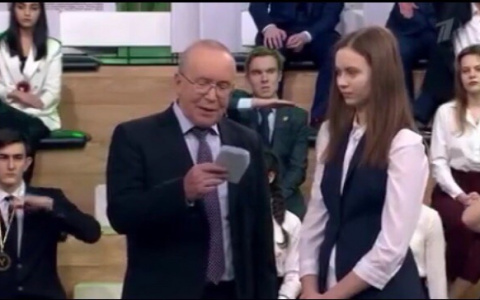 Школьница из Каменки покорила Юрия Вяземского на телешоу "Умники и умницы"