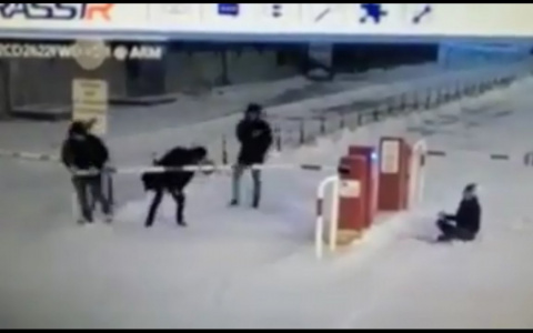 В Пензе молодые люди совершили акт вандализма – видео