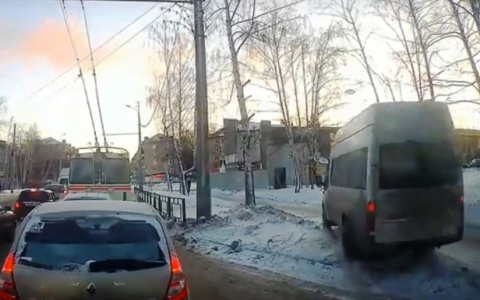 В Пензе маршрутчик «наплевал» на пешеходов и правила – видео