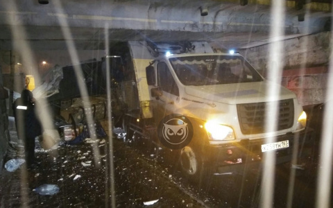 Ловушка захлопнулась: железнодорожный мост раскурочил еще один грузовик