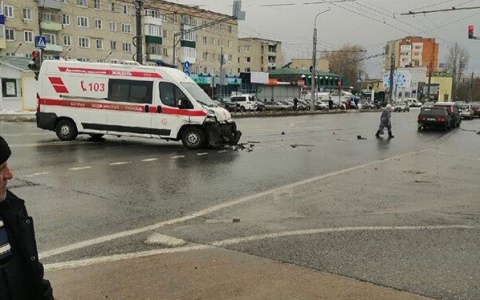 Соцсети: в Пензе водитель автобуса снес скорую помощь - фото