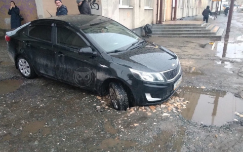 В центре Пензы легковушка провалилась в яму