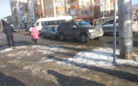 В Пензе на Володарского легковушка въехала во внедорожник - фото
