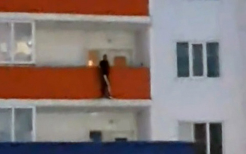 «Ребенок в шаге от падения»: появилось видео, как пензенская школьница гуляет по краю балкона