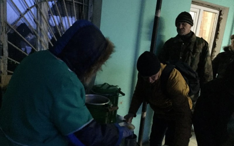 В Пензе накормили бездомных - фоторепортаж