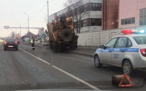 В Пензе грузовик врезался в столб на большой скорости