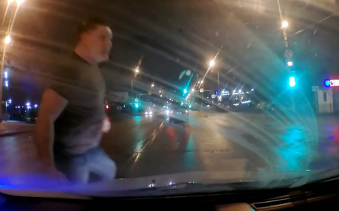 Пензенские водители устроили потасовку на дороге – видео