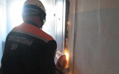 Замерзли на балконе: молодых пензячек вызволили с 7 этажа