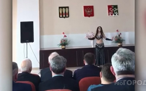 «Нет дорог и освещения»: жители Каменки осудили администрацию за танцы в зале заседания