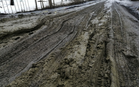 «Снег растаял с дорогой»: в Пензенской области вместо асфальта глина
