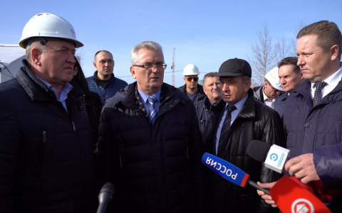 Губернатор проинспектировал строительство детской поликлиники в Спутнике