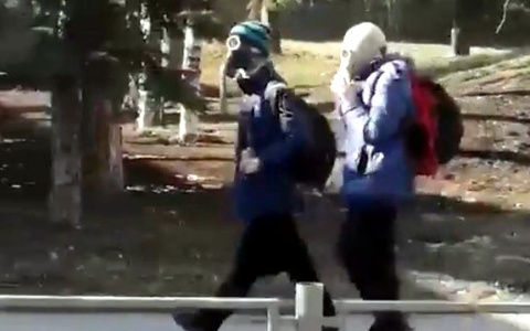 Шутка или родители заставляют? В Пензе двоих подростков видели на улице в противогазах