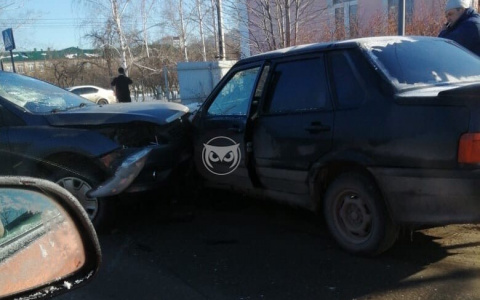 В Пензе две легковушки влетели друг в друга