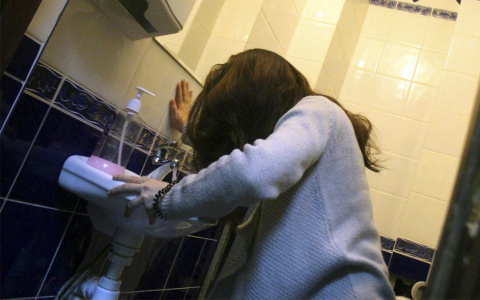 Тошнота и озноб: ученые назвали самые нетипичные признаки заболевания коронавирусом COVID-19