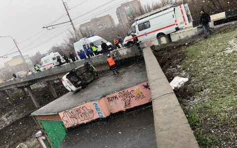 К месту ДТП на проспекте Победы прибыли врачи и спасатели