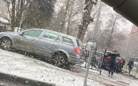 В Пензе дорогая иномарка разбилась вдребезги