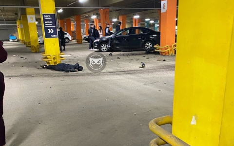 Водитель вылетел из машины: в Пензе на парковке ТЦ произошла страшная авария