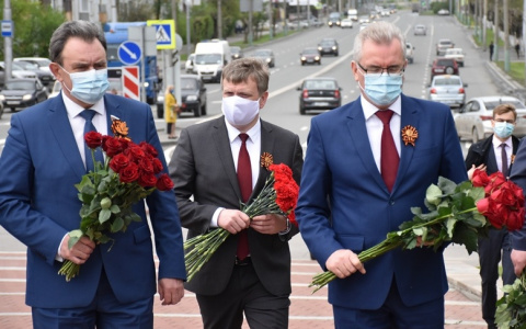 Губернатор возложил цветы у Монумента воинской и трудовой славы