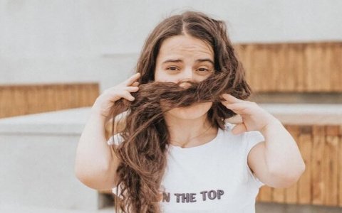 Пензячка-инвалид побрилась налысо, чтобы помочь девушке больной раком