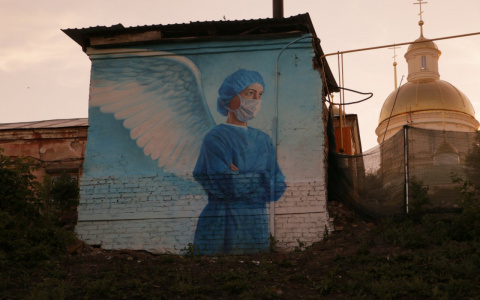 Пензенский художник рассказал, как создавал граффити врача с крыльями