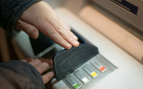 В Пензе мужчина в маске украл 23 миллиона рублей из банкоматов