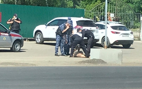 В Пензе бегал голый человек, измазанный фекалиями - соцсети