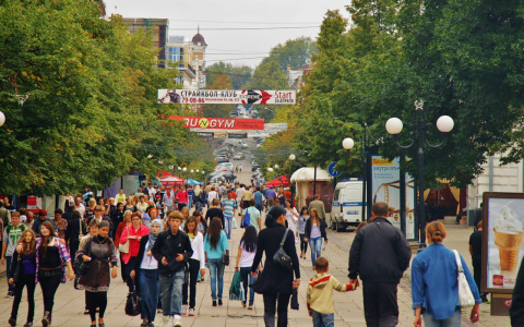 Этим людям опасно гулять днем: врач сообщил, кто в зоне риска из-за жары