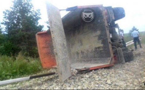 В Пензенской области опрокинулся грузовик - фото