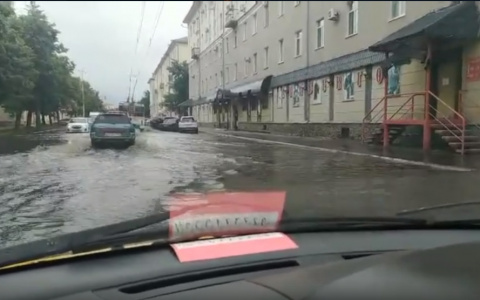 Поплыли: пензенцы делятся видео с последствиями ночной грозы