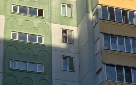 Я была в шоке: пензячка заметила ребенка, который стоял на подоконнике 8 этажа