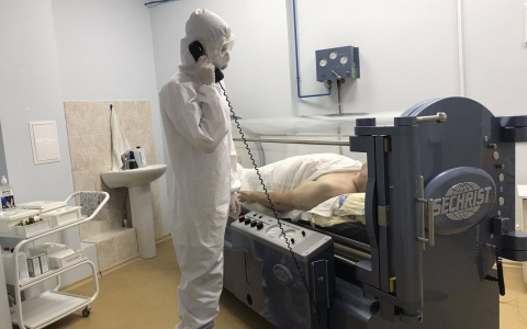 "Костюм не дышит, очки запотевают": пензенский врач рассказал о "красной зоне" и ее порядках