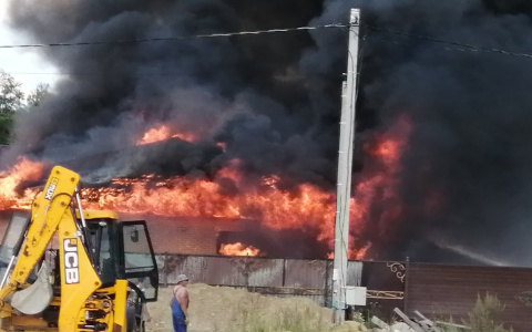 Небо почернело от дыма: в поселке под Пензой произошел страшный пожар