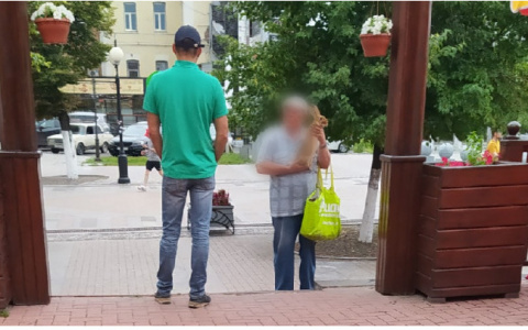 "Любой пойдет, чтоб крошку на пропитание заработать": история о мужчине с кроликом на Московской вызвала общественный резонанс