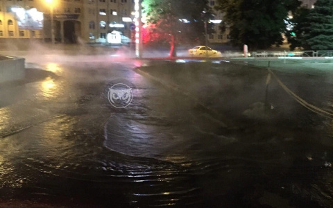 22 дома остались без воды: в Пензе дорогу возле ТЦ затопило кипятком