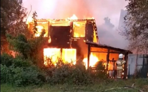 Центр города накрыло дымом: в Пензе 25 человек тушили полыхающий дом