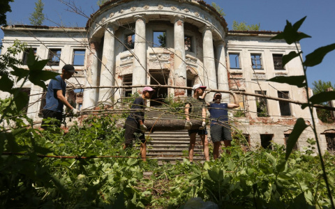 Волонтеры очищают от мусора усадьбу Голицыных в Зубрилово