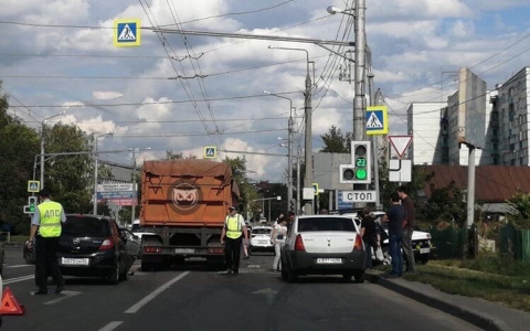 В Пензе на Калинина столкнулись четыре авто