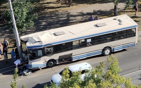 Очевидцы сообщают о жестком ДТП с автобусом на Калинина