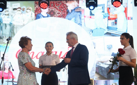 В Пензе лечившим больных КОВИД врачам подарили квартиры и машины