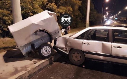 На Сурском мосту в ДТП прицеп «отскочил» на тротуар