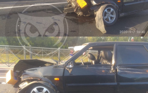 В Пензе ВАЗ снес ограждение и врезался в иномарку