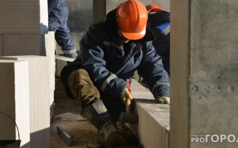 «Нет забора и колеса не моют»: в Засечном на стройке поликлиники нашли нарушения